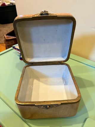 Vtg.  (1990) Castilian Import porcelain box