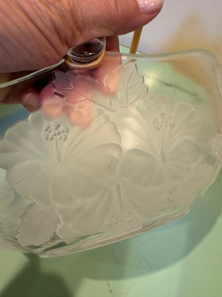Veteria Etrusca Hibiscus Etched Glass Basket w/straw handle