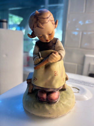 Vtg. (1979) Goebel Hummel Figurine #367 "Busy Student"