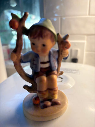 Vtg. (1979) Goebel Hummel Figurine #142 3/0 "Apple Tree Boy" w/wooden stand