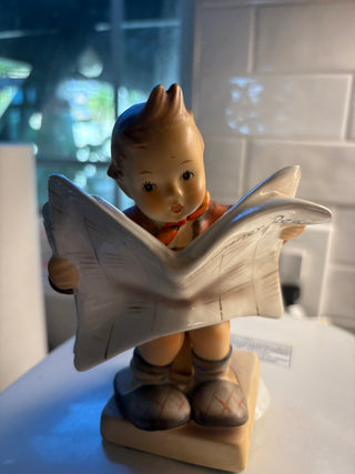 Vtg. (1979) Goebel Hummel Figurine #16 - "Little Reporter"