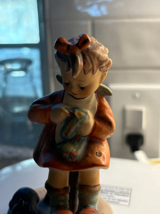 Vtg. (1979) Goebel Hummel Figurine #133 "Mother's Helper"