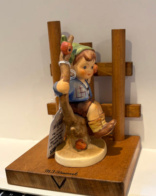 Vtg. (1979) Goebel Hummel Figurine #142 3/0 "Apple Tree Boy" w/wooden stand
