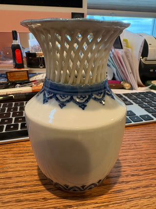 Vtg. Japanese Kokuho Blue & White porcelain reticulated vase 5" tal l - flowers included