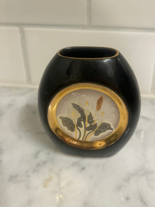 Small Black Vase with White Calla Lillies      MTS