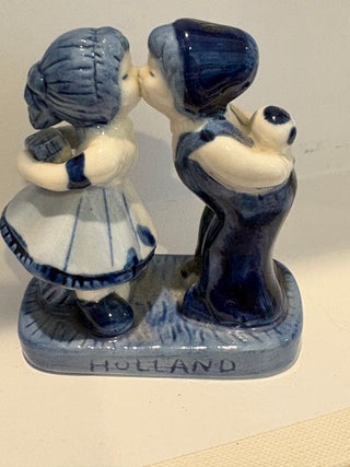 Vtg. Hand painted Delfft Blue Holland Kissing Dutch Couple #01824N