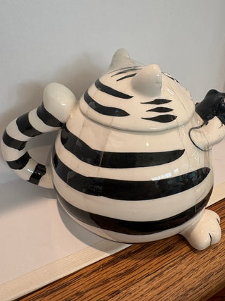 Vtg. Black & white fat cat holding fish ceramic teapot 4.5"