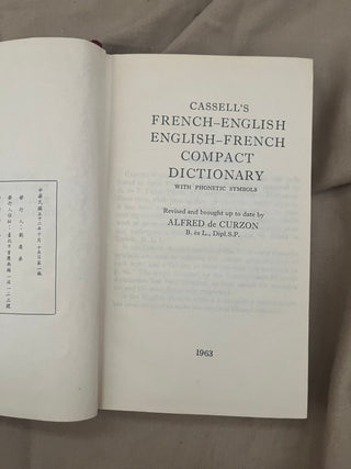 VINTAGE ENGLISH TO FRENCH DICTIONARY