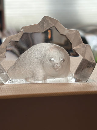 Måleras Swedish Crystal Baby Seal sculpture 2" x 3"