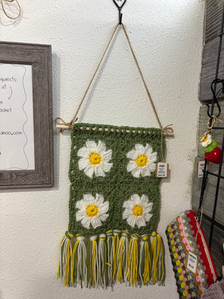 Daisy with Green Background Wall Hanging