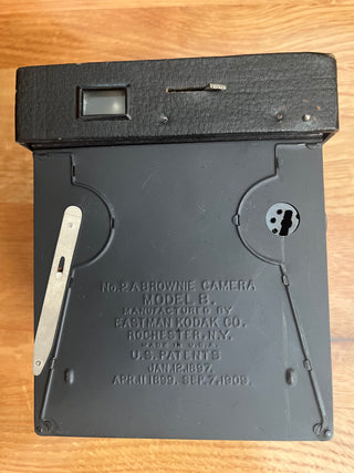 ANTIQUE KODAK BROWNIE CAMERA