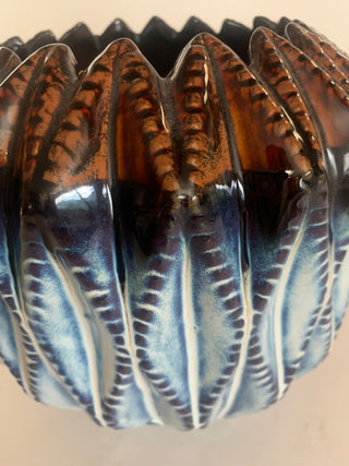 Stoneware wide vase jagged rim blue/brn 8x8.5