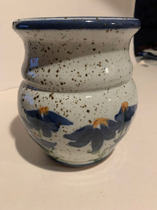 Vntg handmade lidded pottery crock 7.5”