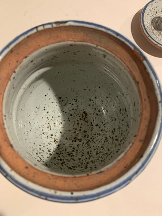 Vntg handmade lidded pottery crock 7.5”