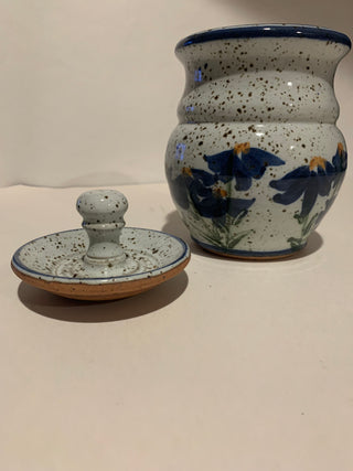 Vntg handmade lidded pottery crock 7.5”