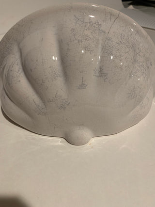 Vntg white ceramic wall pocket 4x9”