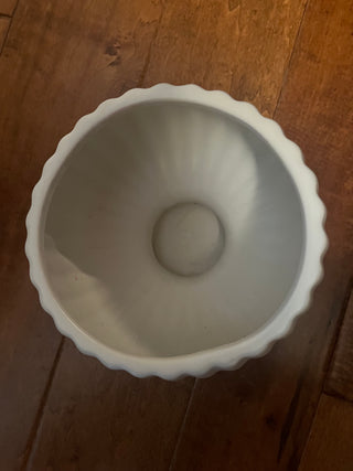 VINTAGE WHITE CERAMIC FOOTED PLANTER