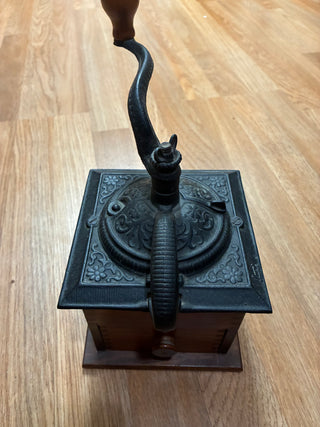 Vintage dovetailed / cast iron lid coffee grinder