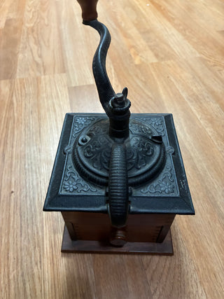 Vintage dovetailed / cast iron lid coffee grinder