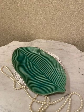Gorgeous ceramic banana leaf-shaped platter