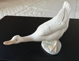 NAO by Lladro Preening Suspicious Goose