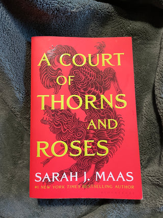 A Court of Thorns and Roses Paperback M