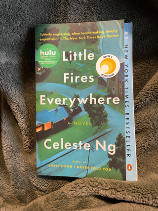 Little Fires Everywhere Paperback M