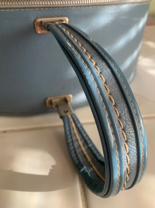 Vntg blue round travel case 15x16”