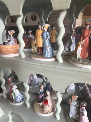 Franklin Mint Parisiennes Miniature Porcelan Figures & Wooden Display Paris Style