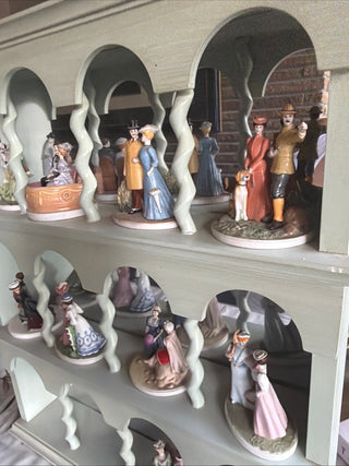 Franklin Mint Parisiennes Miniature Porcelan Figures & Wooden Display Paris Style