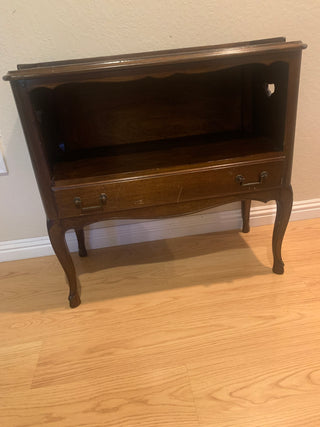 Vntg French provincial side table/nightstand