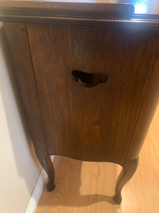 Vntg French provincial side table/nightstand
