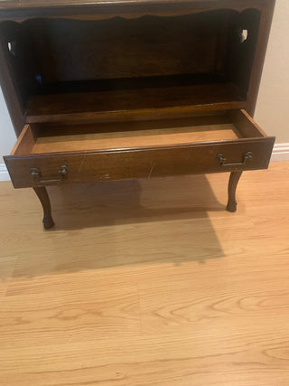 Vntg French provincial side table/nightstand