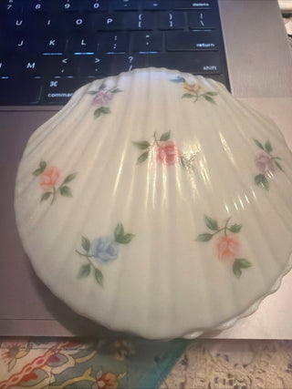 Porcelain Shell Shaped Trinket Dish with Lid (Lara San Francisco) Floral