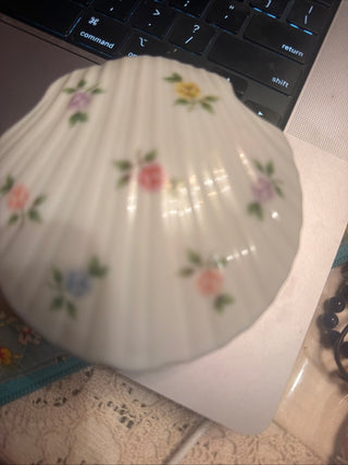 Porcelain Shell Shaped Trinket Dish with Lid (Lara San Francisco) Floral