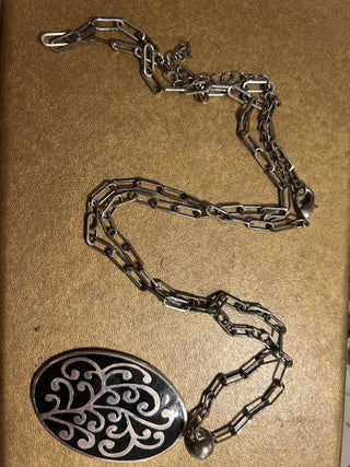Silvertone paperclip chain black filigree penfant