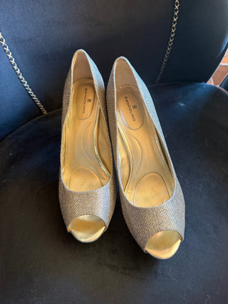 Bandolino Rainaa Gold Fabric Peep Toe Pumps Heels Size 7.5