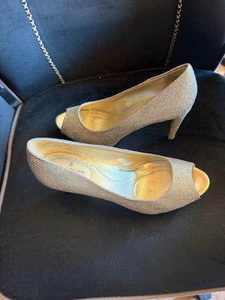 Bandolino Rainaa Gold Fabric Peep Toe Pumps Heels Size 7.5