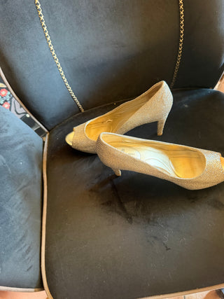 Bandolino Rainaa Gold Fabric Peep Toe Pumps Heels Size 7.5