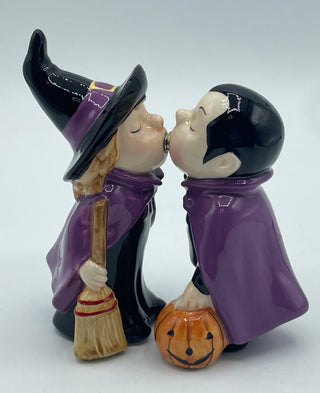 Kissing Halloween salt and pepper shaker set