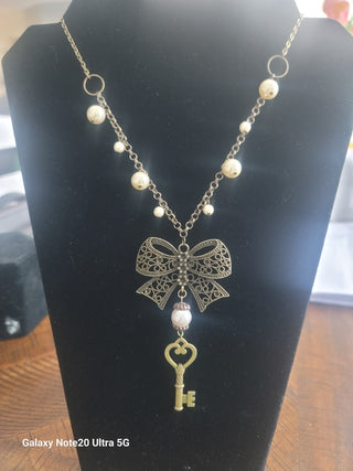 Vintage style fashion necklace