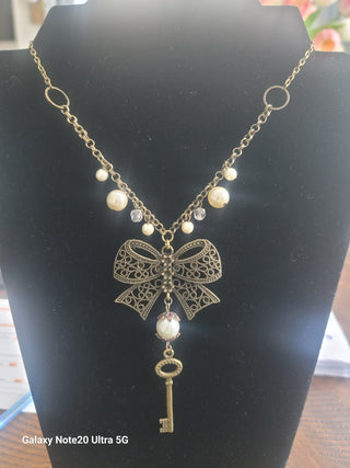 Vintage style bow necklace