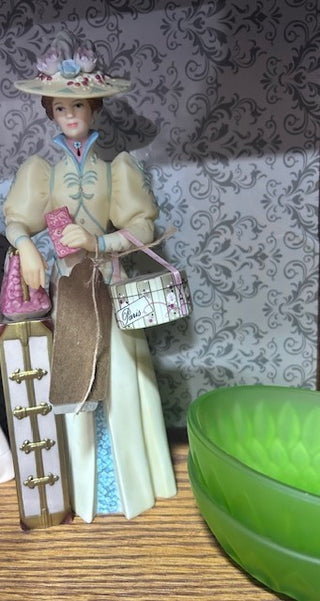 AVON 2002 MRS. ALBEE PORCELAIN PRESIDENT'S CLUB AWARD|84053