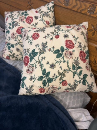 JP Set of 2 Vintage Waverly brand Moss Rose print Pillows 17” x 17”