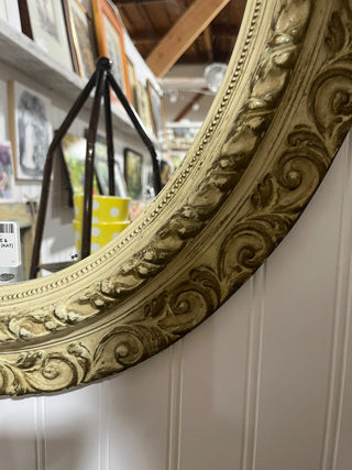 VINTAGE ORNATE WHITE & GOLD OVAL  SYROCO MIRROR 25" X 21.5" VERY GOOD USED CONDITION (KJS) RCD|95020