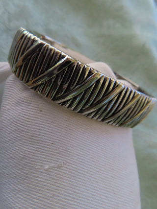 Hinged silver tone bracelet|122529