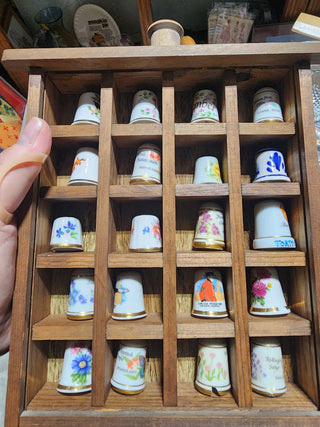 20 Vtg Thimbles w/ Case RSV