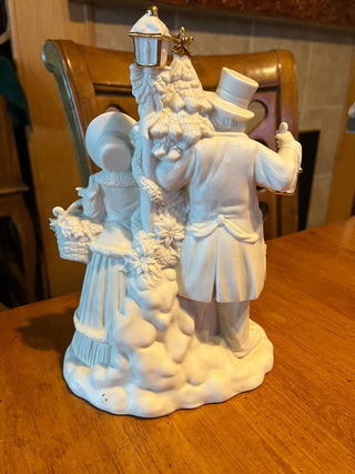 Porcelain Family Christmas Carolers Music Box. RSV|124428