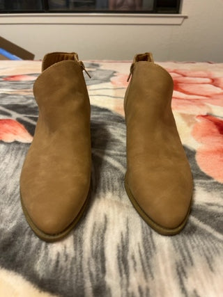 Cynthia Rowley TJX Camel Bootie Size 9
