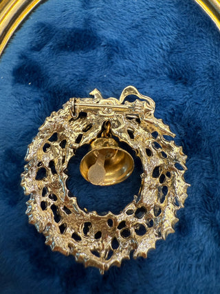 VTS 60S Gold Tone Christmas Pin Red And Green Wreath with Bell Center 1 3/4"|140259